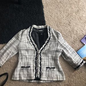 3/4 sleeve blazer cute details hardly worn